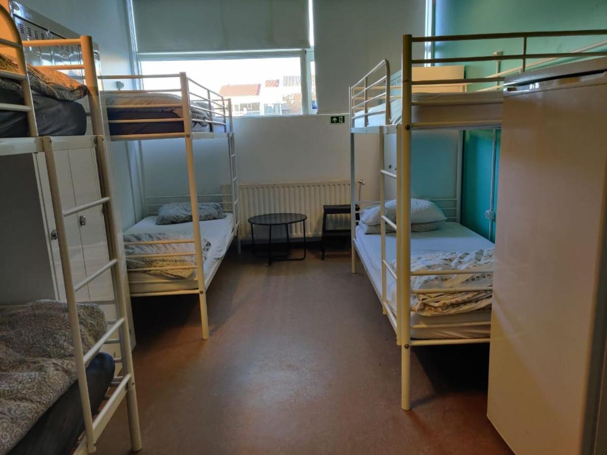 Cama en habitación compartida femenina de 6 camas