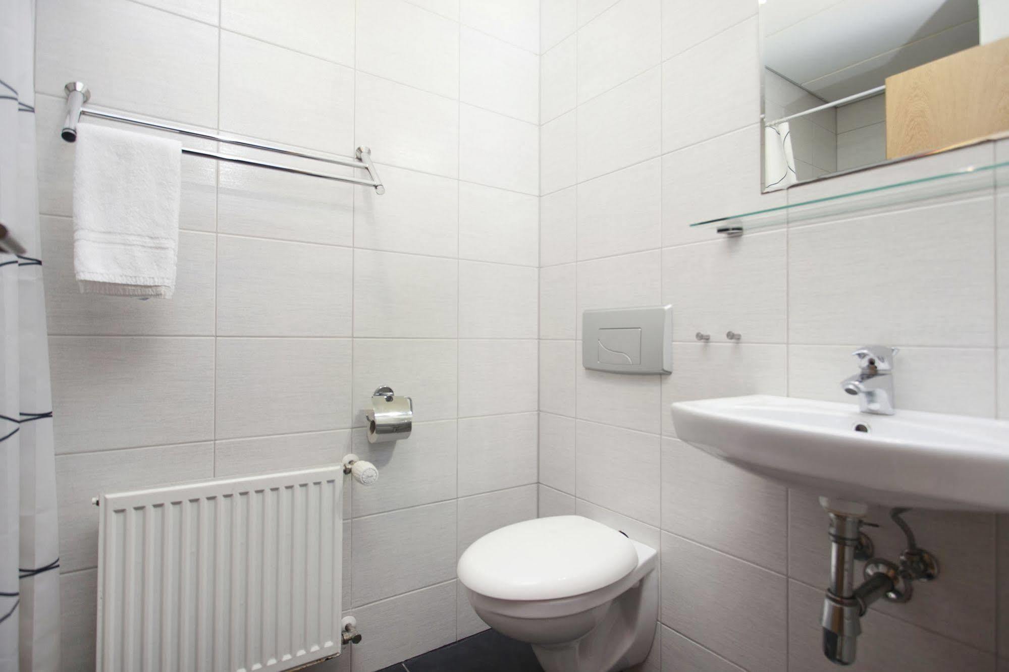 Three-Bedroom Apartment,805656483:JPEG