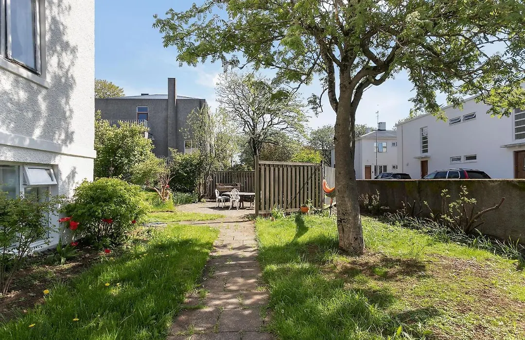 Lovely 2 Bedroom Apartment - Quiet Neighborhood-1