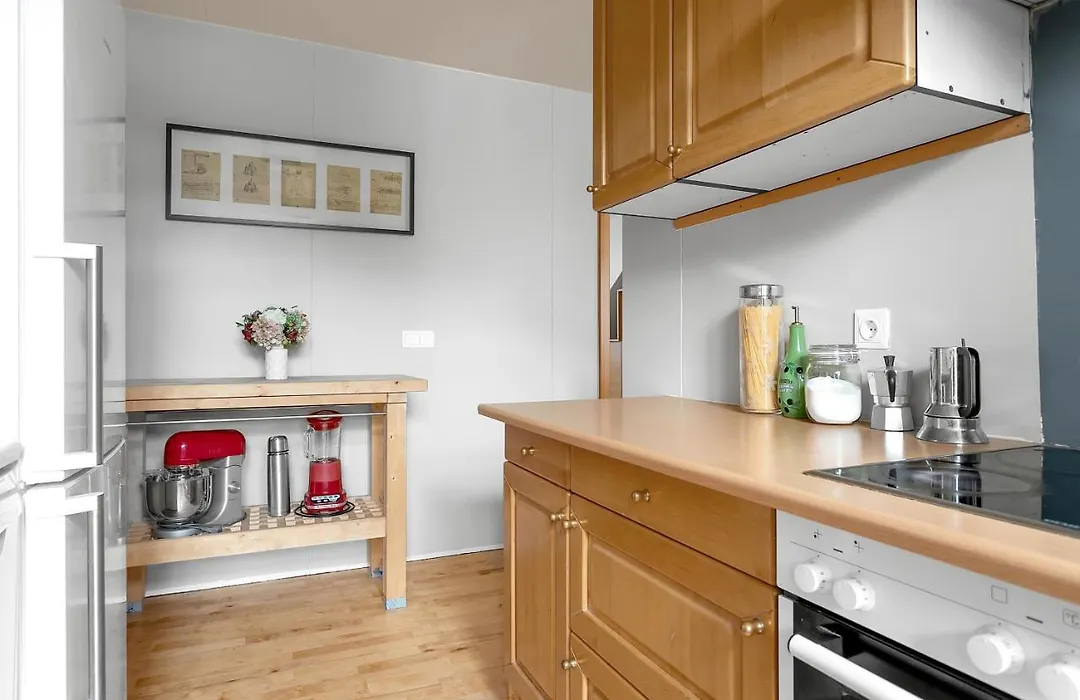 Lovely 2-Bedroom Apt - Quiet Seaside Neighborhood-1