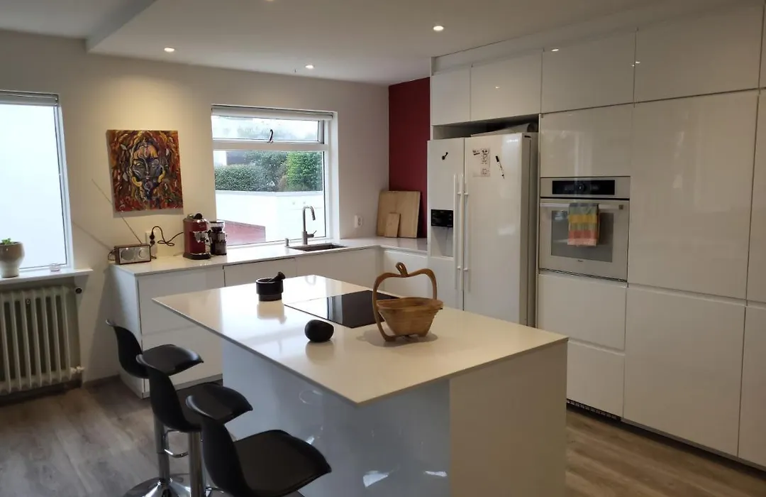 Lovely 2-Bedroom Apartment - Free Parking-1