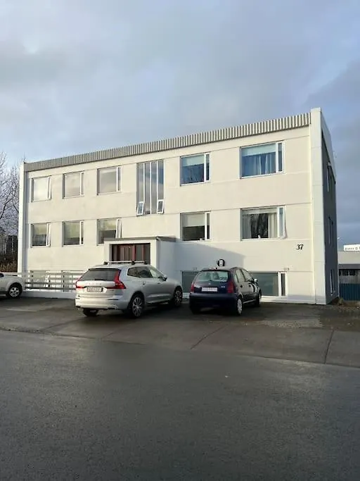Lovely 1-Bedroom Apartment With Free Parking Space-1