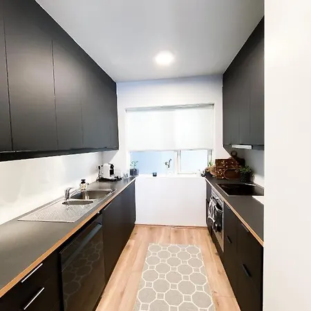 Lovely 2-Bed Apartment With Everything You Need.-3