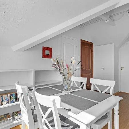 Lovely 2 Bedroom Apartment - Quiet Neighborhood-3