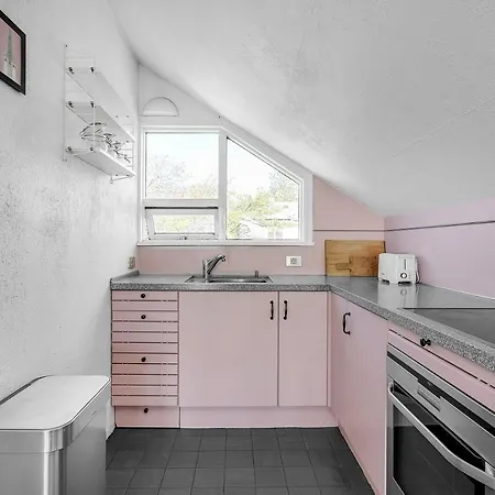 Lovely 2 Bedroom Apartment - Quiet Neighborhood-2