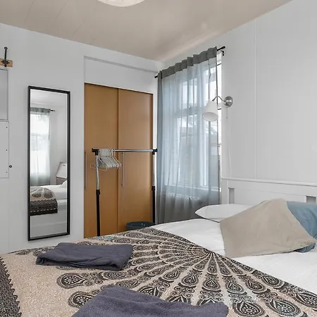 Lovely 2-Bedroom Apt - Quiet Seaside Neighborhood-3