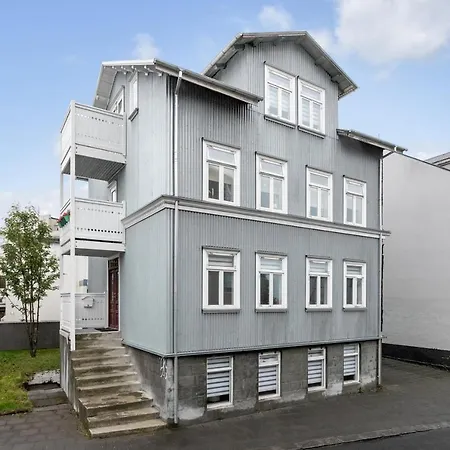 Rustic Retreat In The Center Of Reykjavik-2