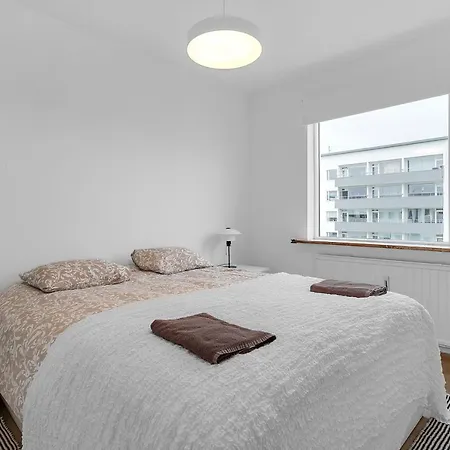 Lovely 3-Bedroom Apartment - Great Location-2