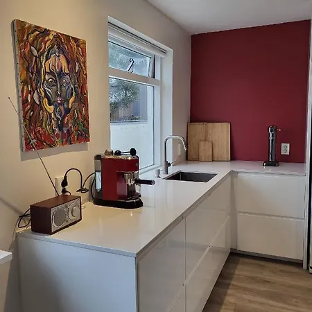 Lovely 2-Bedroom Apartment - Free Parking-3