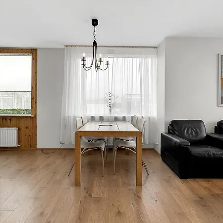 Lovely 3-Bedroom Apartment - Great Location-3