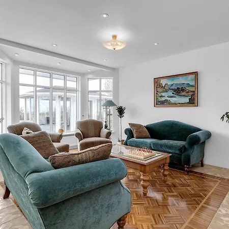Serene And Cozy 4 Bedroom Retreat-3